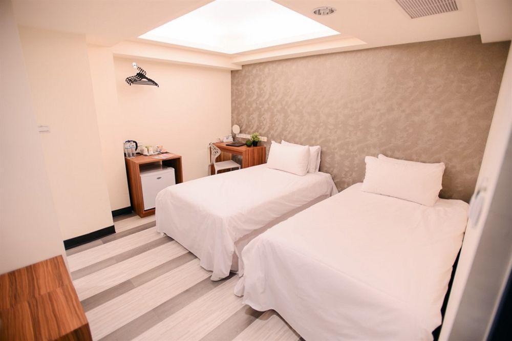 Kiwi Express Hotel - Zhong Zheng Branch Taichung Bagian luar foto