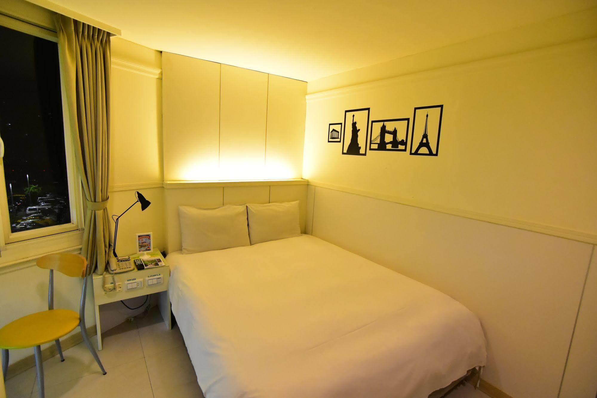 Kiwi Express Hotel - Zhong Zheng Branch Taichung Bagian luar foto