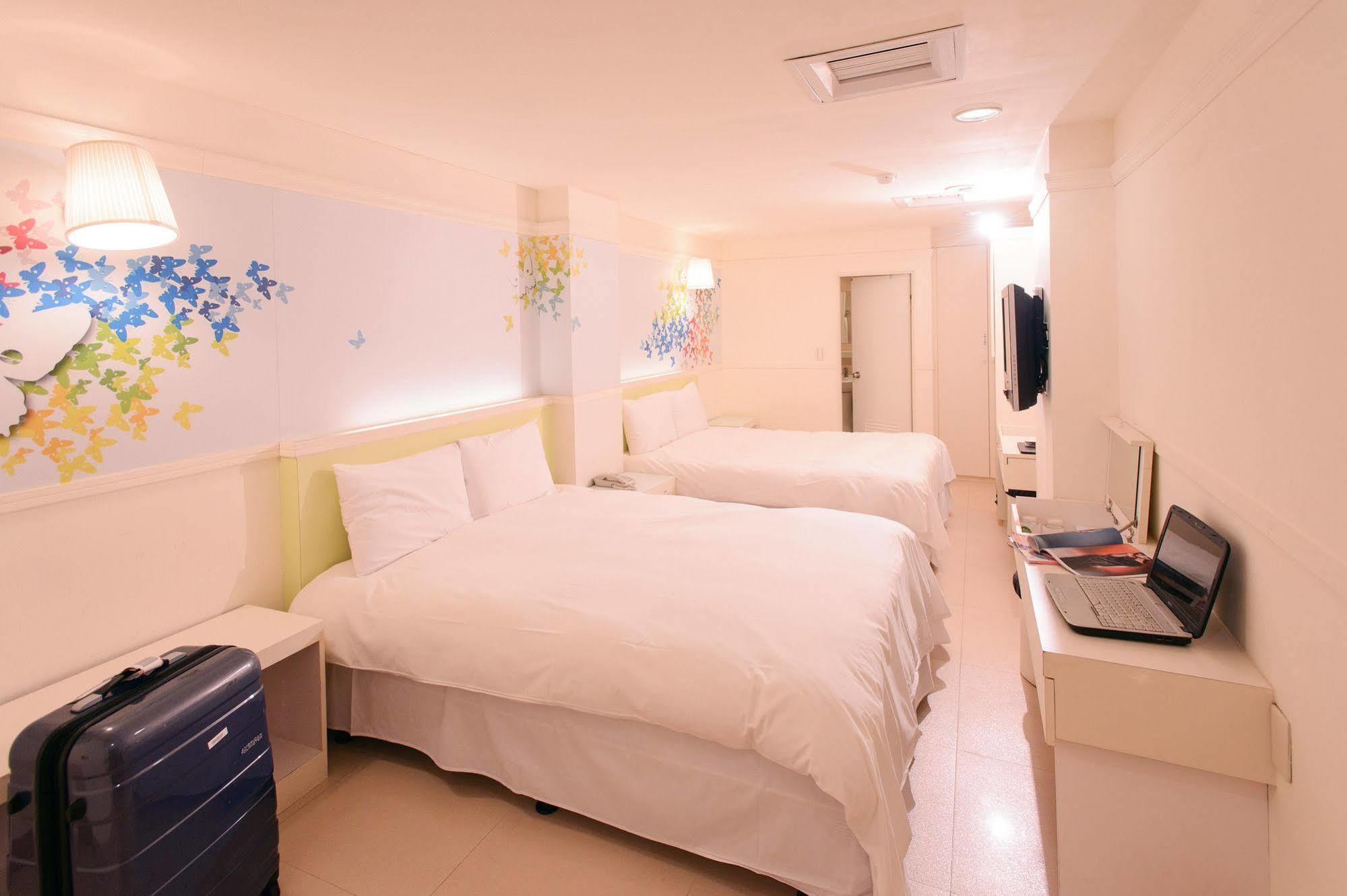 Kiwi Express Hotel - Zhong Zheng Branch Taichung Bagian luar foto