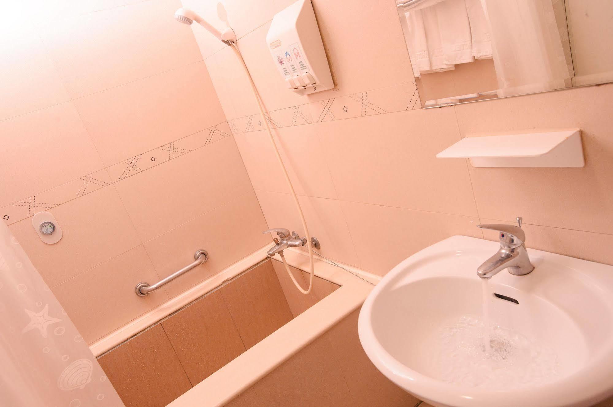 Kiwi Express Hotel - Zhong Zheng Branch Taichung Bagian luar foto