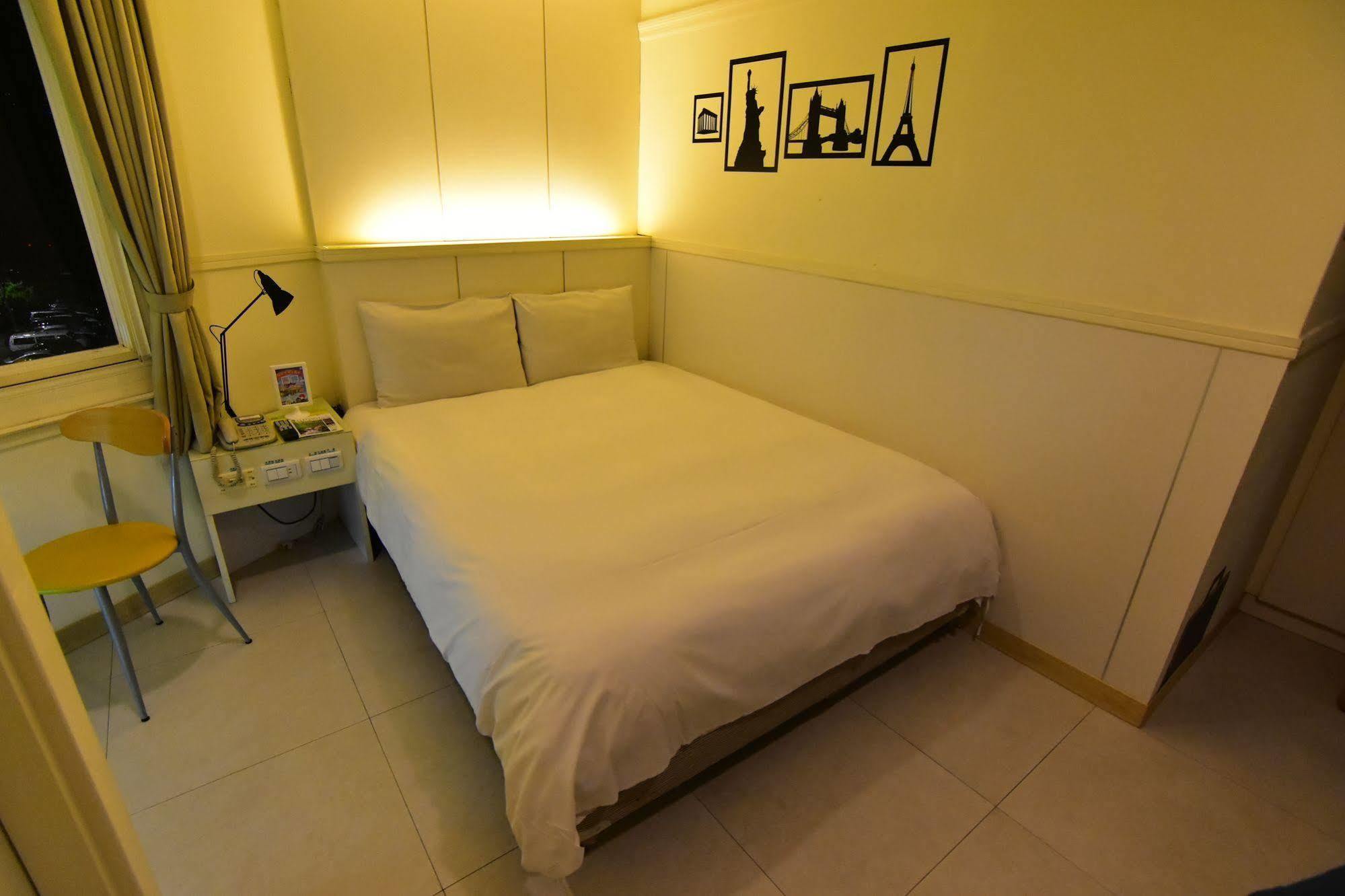 Kiwi Express Hotel - Zhong Zheng Branch Taichung Bagian luar foto