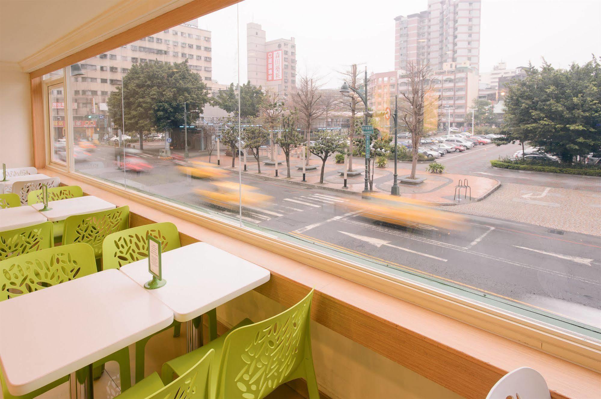Kiwi Express Hotel - Zhong Zheng Branch Taichung Bagian luar foto
