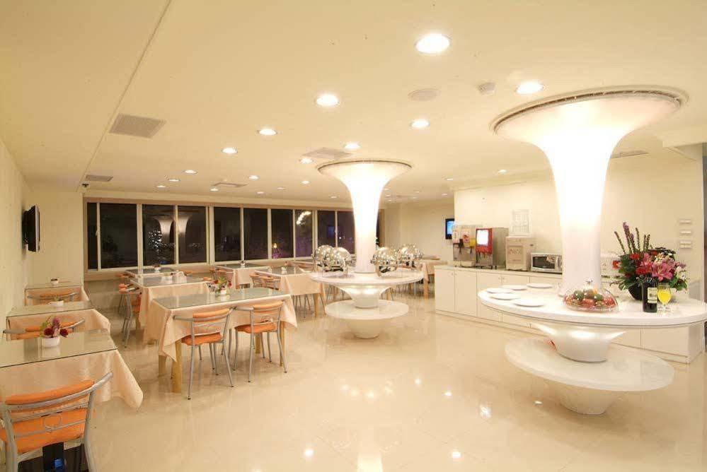 Kiwi Express Hotel - Zhong Zheng Branch Taichung Bagian luar foto