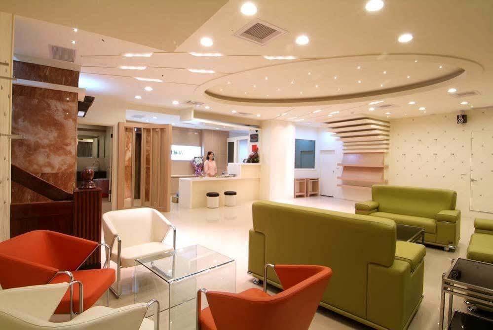 Kiwi Express Hotel - Zhong Zheng Branch Taichung Bagian luar foto